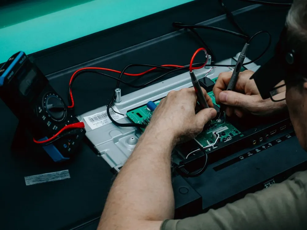 Elektronik karta multimetre probu değerken